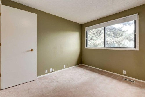 10-3302 50 Street Nw, Calgary, AB - Indoor Photo Showing Other Room