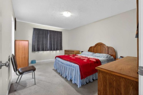 156 Saddlecrest Park Ne, Calgary, AB - Indoor Photo Showing Bedroom