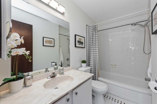 49-27 Silver Springs Drive Nw, Calgary, AB - Indoor Photo Showing Bathroom