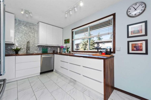 49-27 Silver Springs Drive Nw, Calgary, AB - Indoor Photo Showing Kitchen