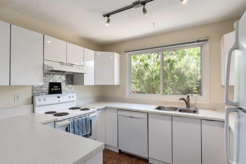31-5625 Silverdale Drive Nw, Calgary, AB - Indoor Photo Showing Kitchen With Double Sink