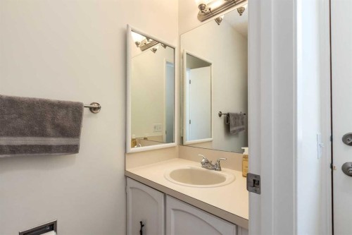 31-5625 Silverdale Drive Nw, Calgary, AB - Indoor Photo Showing Bathroom