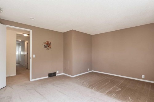 31-5625 Silverdale Drive Nw, Calgary, AB - Indoor Photo Showing Other Room