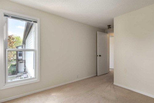31-5625 Silverdale Drive Nw, Calgary, AB - Indoor Photo Showing Other Room