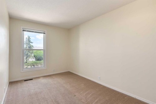 31-5625 Silverdale Drive Nw, Calgary, AB - Indoor Photo Showing Other Room