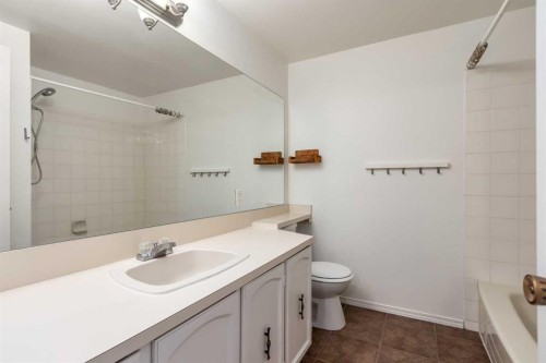 31-5625 Silverdale Drive Nw, Calgary, AB - Indoor Photo Showing Bathroom