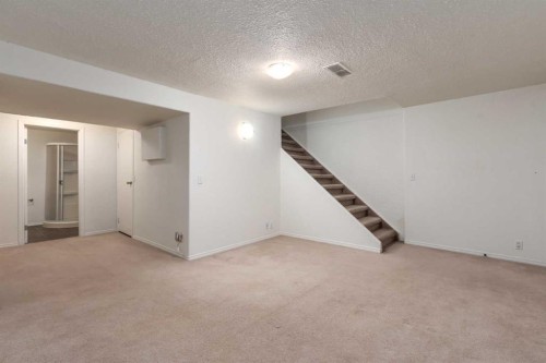 31-5625 Silverdale Drive Nw, Calgary, AB - Indoor Photo Showing Other Room