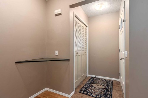 31-5625 Silverdale Drive Nw, Calgary, AB - Indoor Photo Showing Other Room