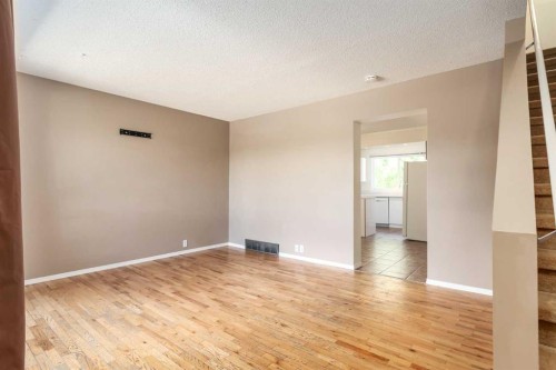 31-5625 Silverdale Drive Nw, Calgary, AB - Indoor Photo Showing Other Room