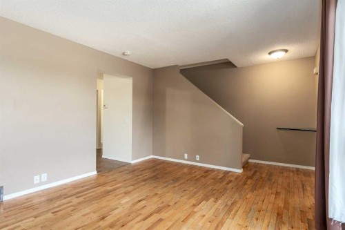 31-5625 Silverdale Drive Nw, Calgary, AB - Indoor Photo Showing Other Room