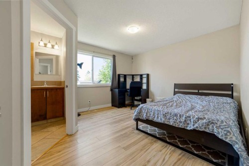 10 Trent Road West, Lethbridge, AB - Indoor Photo Showing Bedroom