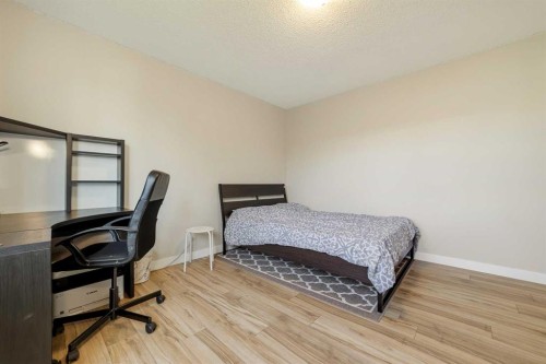 10 Trent Road West, Lethbridge, AB - Indoor Photo Showing Bedroom