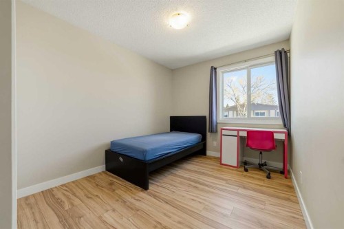 10 Trent Road West, Lethbridge, AB - Indoor Photo Showing Bedroom