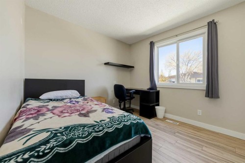 10 Trent Road West, Lethbridge, AB - Indoor Photo Showing Bedroom