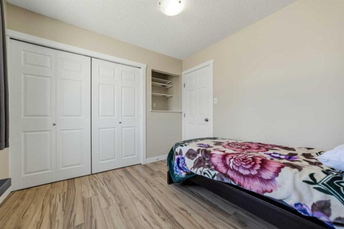 10 Trent Road West, Lethbridge, AB - Indoor Photo Showing Bedroom