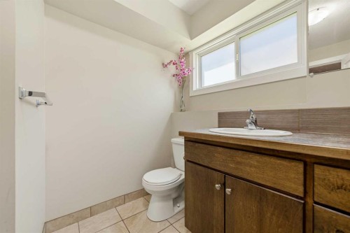 10 Trent Road West, Lethbridge, AB - Indoor Photo Showing Bathroom
