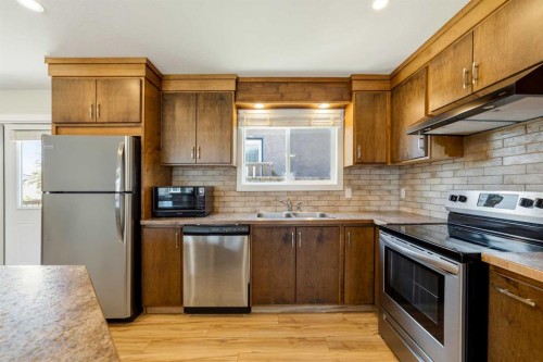 10 Trent Road West, Lethbridge, AB - Indoor Photo Showing Kitchen With Double Sink