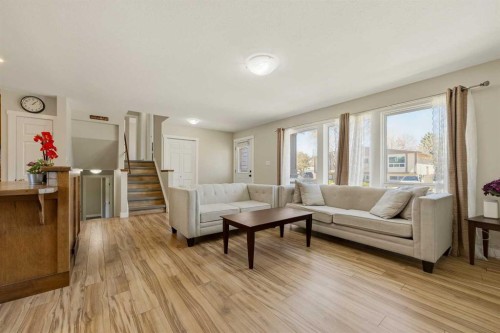 10 Trent Road West, Lethbridge, AB - Indoor Photo Showing Living Room