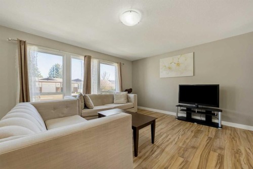 10 Trent Road West, Lethbridge, AB - Indoor Photo Showing Living Room