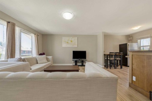10 Trent Road West, Lethbridge, AB - Indoor Photo Showing Living Room