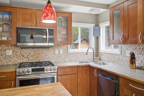 2608 Deer Side Drive Se, Calgary, AB - Indoor Photo Showing Kitchen With Upgraded Kitchen