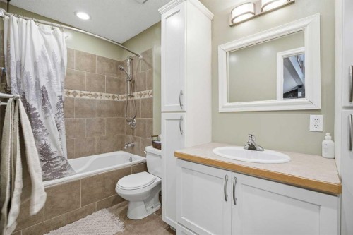 2608 Deer Side Drive Se, Calgary, AB - Indoor Photo Showing Bathroom