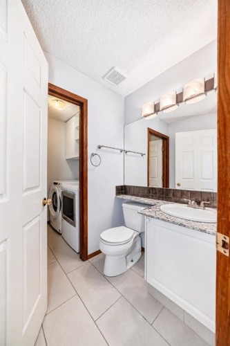263 Coral Keys Drive Ne, Calgary, AB - Indoor Photo Showing Bathroom