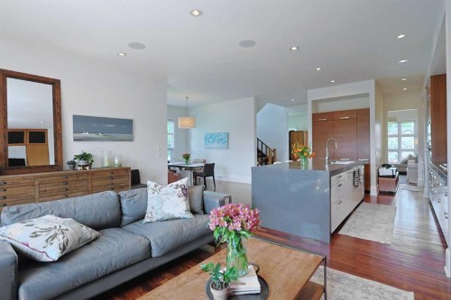 1707 Broadview Road Nw, Calgary, AB - Indoor Photo Showing Living Room