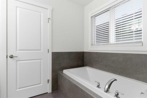 90 Saddlebred Place, Cochrane, AB - Indoor Photo Showing Bathroom