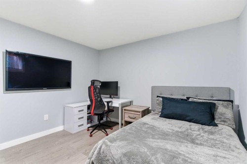 90 Saddlebred Place, Cochrane, AB - Indoor Photo Showing Bathroom