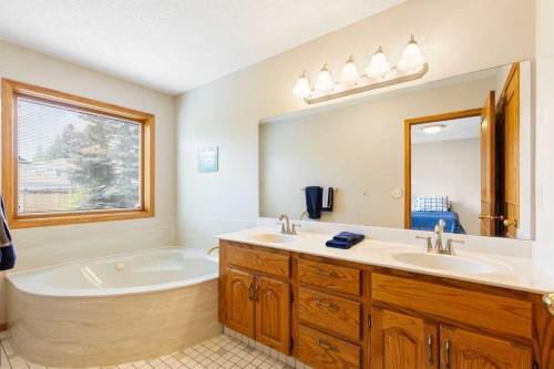 23 Millside Place Sw, Calgary, AB - Indoor Photo Showing Bathroom