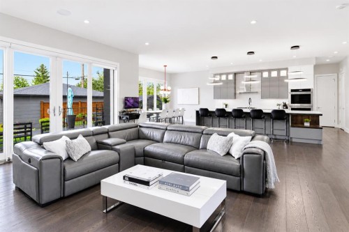 10 Lissington Drive Sw, Calgary, AB - Indoor Photo Showing Living Room