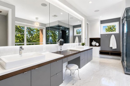 10 Lissington Drive Sw, Calgary, AB - Indoor Photo Showing Kitchen
