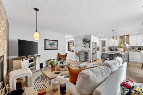 37 Shawbrooke Manor Sw, Calgary, AB - Indoor Photo Showing Living Room