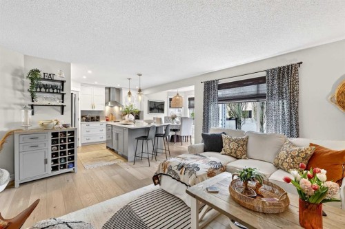 37 Shawbrooke Manor Sw, Calgary, AB - Indoor Photo Showing Living Room