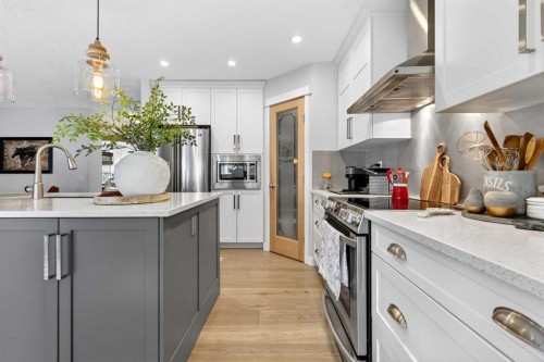 37 Shawbrooke Manor Sw, Calgary, AB - Indoor Photo Showing Kitchen
