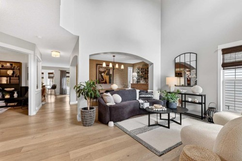 37 Shawbrooke Manor Sw, Calgary, AB - Indoor Photo Showing Living Room