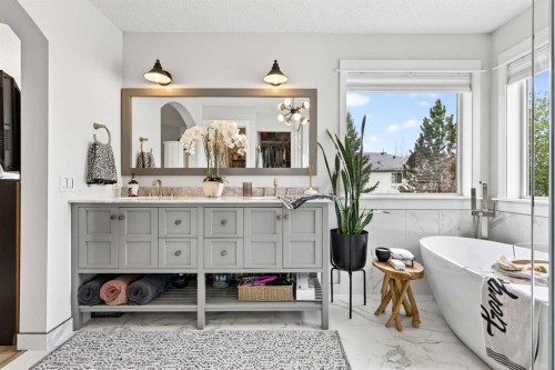 37 Shawbrooke Manor Sw, Calgary, AB - Indoor Photo Showing Bathroom