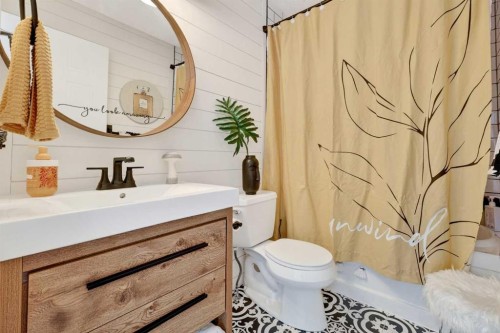 37 Shawbrooke Manor Sw, Calgary, AB - Indoor Photo Showing Bathroom