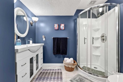 37 Shawbrooke Manor Sw, Calgary, AB - Indoor Photo Showing Bathroom