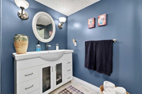 37 Shawbrooke Manor Sw, Calgary, AB - Indoor Photo Showing Bathroom