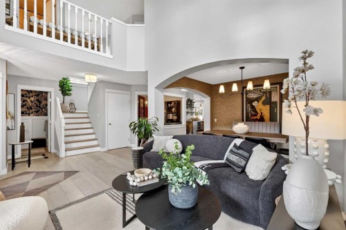 37 Shawbrooke Manor Sw, Calgary, AB - Indoor Photo Showing Living Room
