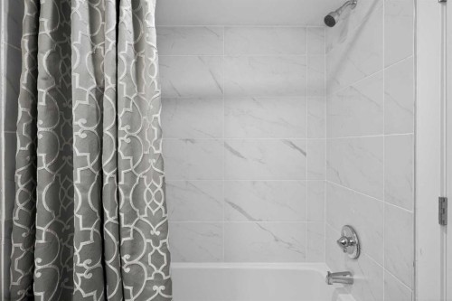 42 Baysprings Way Sw, Airdrie, AB - Indoor Photo Showing Bathroom