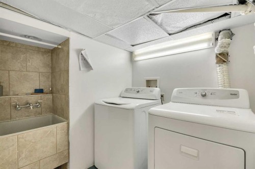129 18 Avenue Nw, Calgary, AB - Indoor Photo Showing Laundry Room