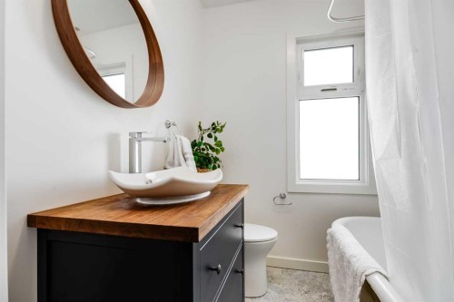245 21 Avenue Nw, Calgary, AB - Indoor Photo Showing Bathroom
