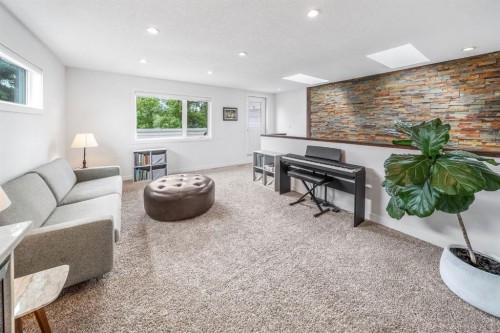 1734 37 Avenue Sw, Calgary, AB 