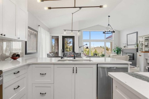 94 Edgebrook Heights Nw, Calgary, AB - Indoor Photo Showing Kitchen With Upgraded Kitchen