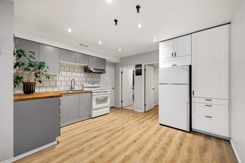1-1061 Evergreen Circle, Canmore, AB - Indoor Photo Showing Kitchen