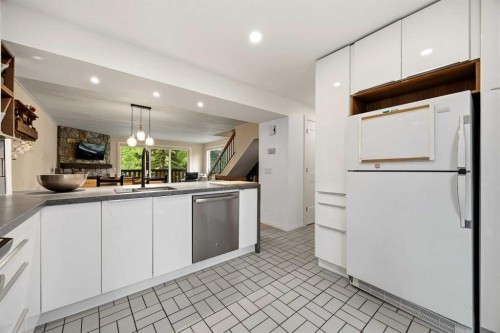 1-1061 Evergreen Circle, Canmore, AB - Indoor Photo Showing Kitchen