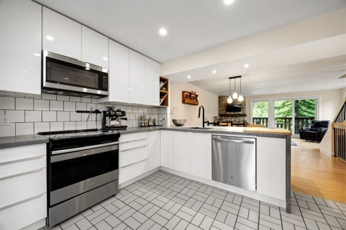 1-1061 Evergreen Circle, Canmore, AB - Indoor Photo Showing Kitchen With Upgraded Kitchen